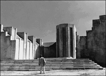 Las inquietantes formas prismáticas del Museo