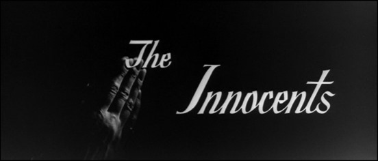 Las manos de Deborah Kerr en los créditos de ¡Suspense!