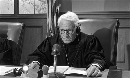 Spencer Tracy como el juez Haywood
