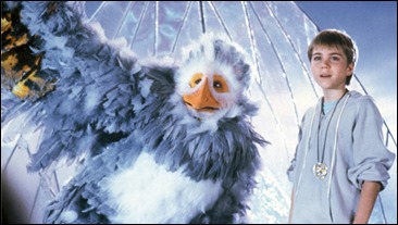 El querubín Bastián y un tipo vestido de pájaro