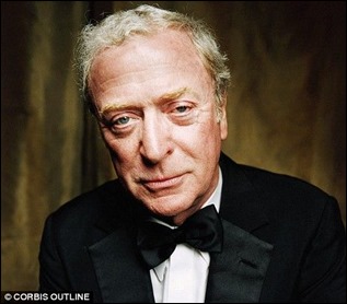 Michael Caine como el mayordomo Alfred