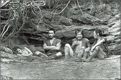 Los cuatro personajes centrales de La fortaleza escondida, con la princesa dormida