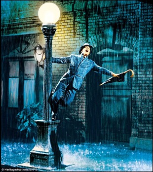 Gene Kelly, cantando bajo la lluvia
