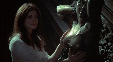 Gayle Hunnicutt, en plena posesión sexual por la casa