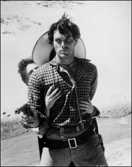 Jeffrey Hunter protege a Natalie Wood del vengador John Wayne