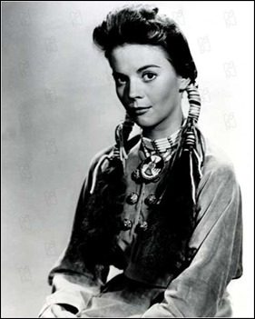 Natalie Wood, muy guapa como Debbie, la prisionera de los comanches