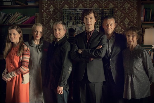 La familia Holmes, o sea, Molly Hooper, Mary, Watson, Holmes, el inspector Lestrade y la señora Hudson