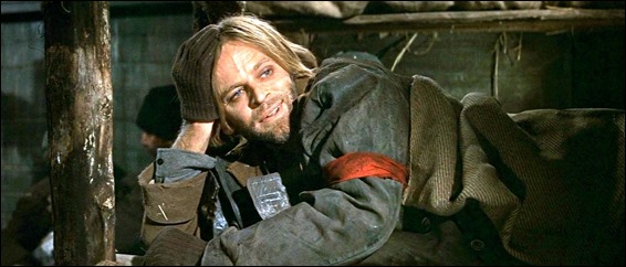 Klaus Kinski como el anarquista que viaja con los Zhivago