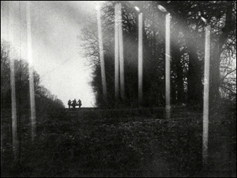 Árboles de Friedrich y enormes cirios presiden el desfile sepulcral de Madeline Usher