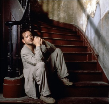 Atención al cordón cuidadosamente desatado de Mickey Rourke en esta foto publicitaria de El corazón del ángel