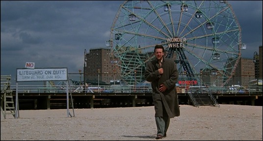 La noria de Coney Island en temporada baja da pie a un plano sugestivo