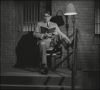 Atticus y su lámpara, imagen emblemática de Matar a un ruiseñor