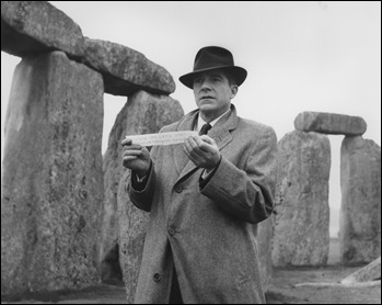 Estupenda imagen de La noche del demonio, con Dana Andrews entre las piedras de Stonehenge