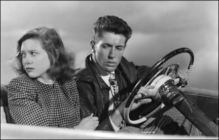 Estupenda foto fija de Los amantes de la noche, con Cathy O'Donnell y Farley Granger