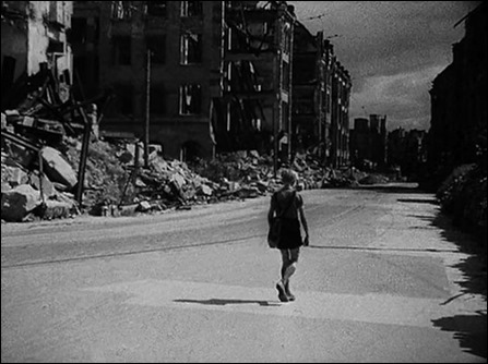 Un niño solitario en un mundo en ruinas, la imagen de Alemania, año cero