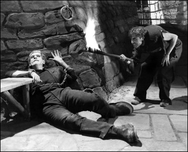 El jorobado Fritz atormentando al monstruo de Frankenstein