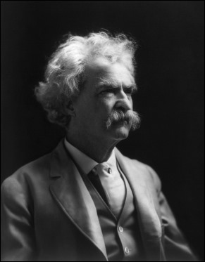 La clásica imagen de Mark Twain en su ancianidad con su pelambrera blanca