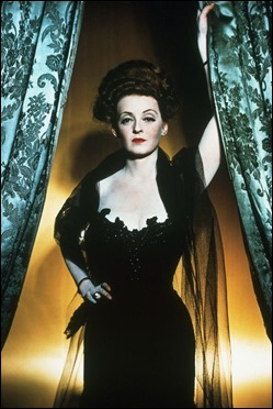 Bette Davis, la madrastra de Blancanieves en La loba