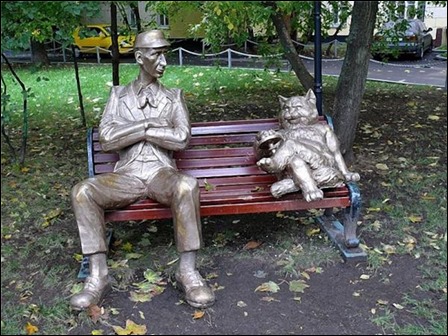 Koroviev y el gato Behemot, escultura inspirada en El maestro y Margarita, en un parque de Moscú Koroviev y el gato Behemot, escultura inspirada en El maestro y Margarita, en un parque de Moscú