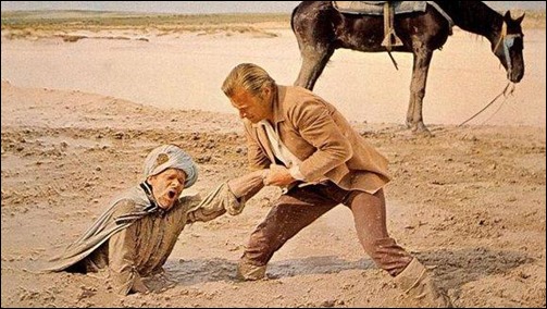 Kara Ben Nemsi, encarnado por Lex Barker, salva a su fiel Halef de las traicioneras arenas movedizas.