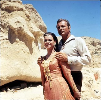 Lex Barker como Kara Ben Nemsi, junto a Marie Versini, en El ataque de los kurdos