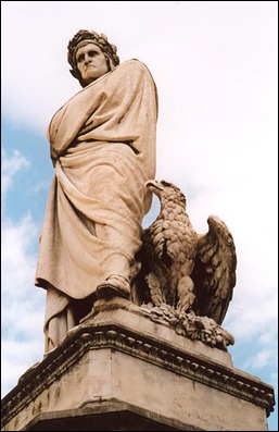 Magnífica estatua de Dante en la plaza de la Santa Croce, de Florencia