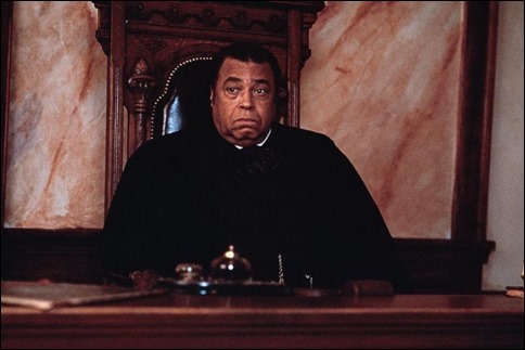 El desconcertado juez que debe juzgar a Sommersby en el Profundo Sur es negro, James Earl Jones