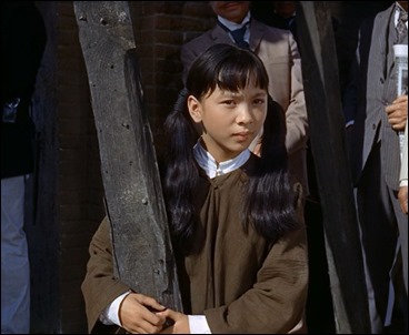 La niña Teresa, esperando al soldado americano