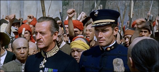 Rodeados de boxers, imperturbables Heston y Niven