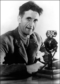 Orwell, delante de los microfonos de la BBC, para la que trabajo durante la guerra