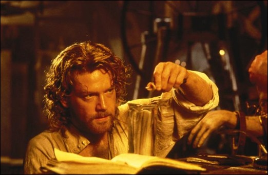 Kenneth Branagh como el barón Victor Frankenstein