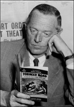 Erskine Caldwell leyendo... la version teatral de su novela El camino del tabaco
