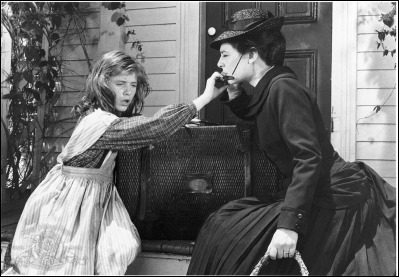 La niña conoce a la maestra