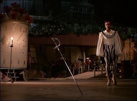 El vengador Scaramouche finalmente clava su espada no en De Maynes sino en el suelo