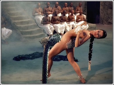 El hipnótico baile de Seetha ante la cobra