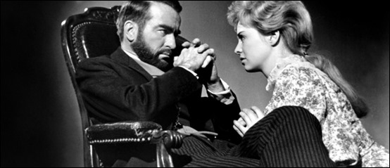 Un Clift insólitamente barbado, como Freud, y Susannah York como su paciente