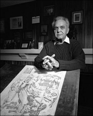 Un Jack Kirby anciano ante una de sus paginas
