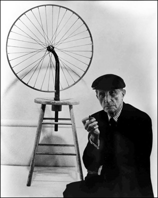Marcel Duchamp y uno de sus ready-mades