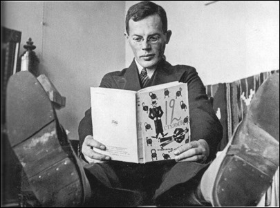 Ilia Ilf con un ejemplar de su novela, en ruso, claro