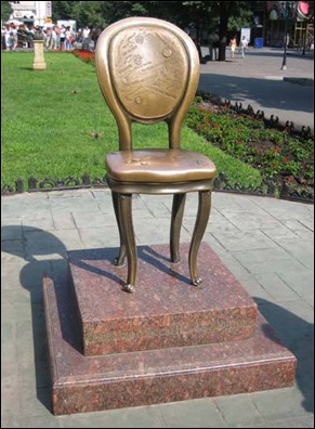 Monumento a Las doce sillas en la Odesa natal de Ilf y Petrov