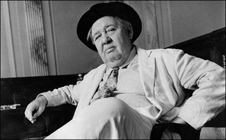 Charles Laughton es el senador Seab Cooley, de Carolina del Norte