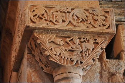 Capitel romanico que bien pudiera estar en la Colegiata de Castroforte