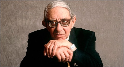 La imagen mas conocida de Torrente Ballester, anciano y con cristales de culo de botella