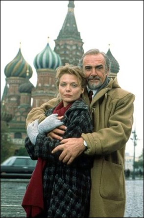 Connery y Pfeiffer frente a la Catedral de San Basilio, en La Casa Rusia
