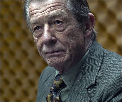 John Hurt es Control en El topo, pelicula de 2011