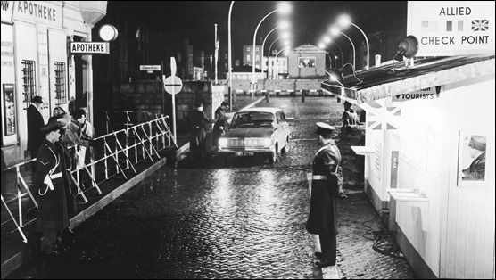 Recreacion en Dublin del paso entre Berlin occidental y oriental