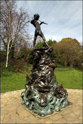 La famosa estatua de Peter Pan en los Jardines de Kensington
