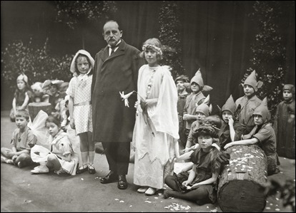Un J. M. Barrie ya anciano en una representacion de Peter Pan