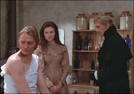 Shane Briant, Madeline Smith y Peter Cushing en Frankenstein and the Monster From Hell