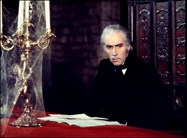 Christopher Lee hace al fin un Dracula fiel a Stoker, por tanto anciano en Transilvania